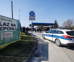 12.03.2022., Zagreb - Skup mjestana Jakusevca protiv prosirenja odlagalista, centra za gospodarenje otpadom u Jakusevcu, drobilica glomaznog otpada te kompostane. Gradjani su nakratko blokirali ulaz na deponij smeca te Servisno operativni centar.
  Photo: Davor Puklavec/PIXSELL