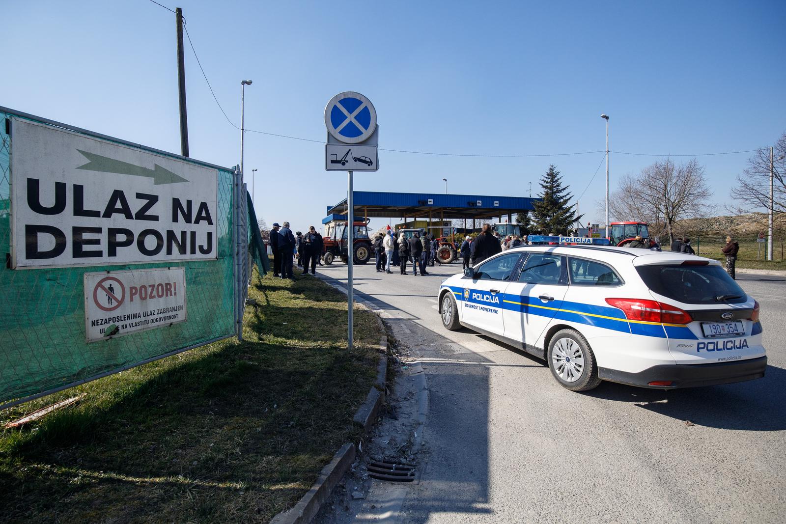 12.03.2022., Zagreb - Skup mjestana Jakusevca protiv prosirenja odlagalista, centra za gospodarenje otpadom u Jakusevcu, drobilica glomaznog otpada te kompostane. Gradjani su nakratko blokirali ulaz na deponij smeca te Servisno operativni centar.
  Photo: Davor Puklavec/PIXSELL
