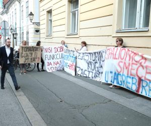 12.07.2022., Zagreb - Prosvjedni performans Udruge za zastitu okolisa Resnik (UZOR) uoci 14. sjednice Gradske skupstine Grada Zagreba. Performans pod nazivom "Kaos s otpadom: Novo odlagaliste gradjevnog otpada u Resniku je nezakoniti i stetni projekt interesnog lobija". Tomislav Tomasevic  Photo: Sanjin Strukic/PIXSELL