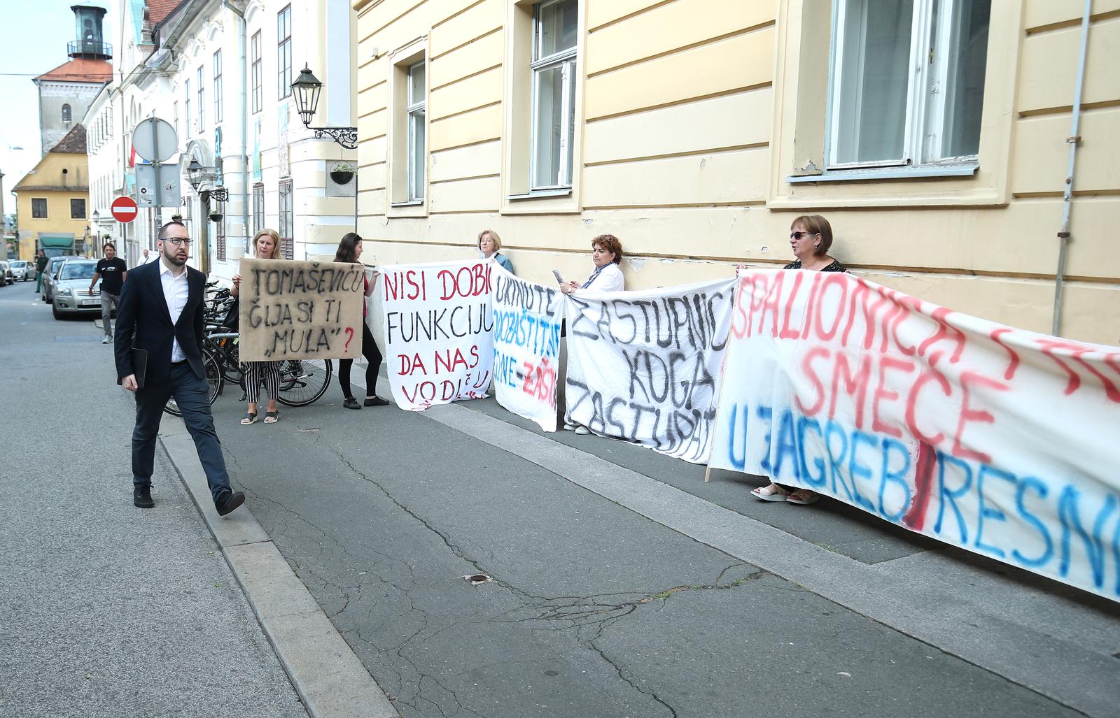 12.07.2022., Zagreb - Prosvjedni performans Udruge za zastitu okolisa Resnik (UZOR) uoci 14. sjednice Gradske skupstine Grada Zagreba. Performans pod nazivom "Kaos s otpadom: Novo odlagaliste gradjevnog otpada u Resniku je nezakoniti i stetni projekt interesnog lobija". Tomislav Tomasevic  Photo: Sanjin Strukic/PIXSELL