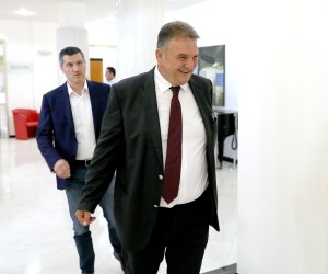 12.07.2022., Zagreb - Radimir Cacic, nakon sto je najavio izlazak iz vladajuce koalicije, sastanak s premijerom Plenkovicem cekao na saborskom hodniku sa zastupnicima Socijaldemokrata Frankom Vidovicem i Niksom Vkasom.
 Photo: Patrik Macek/PIXSELL