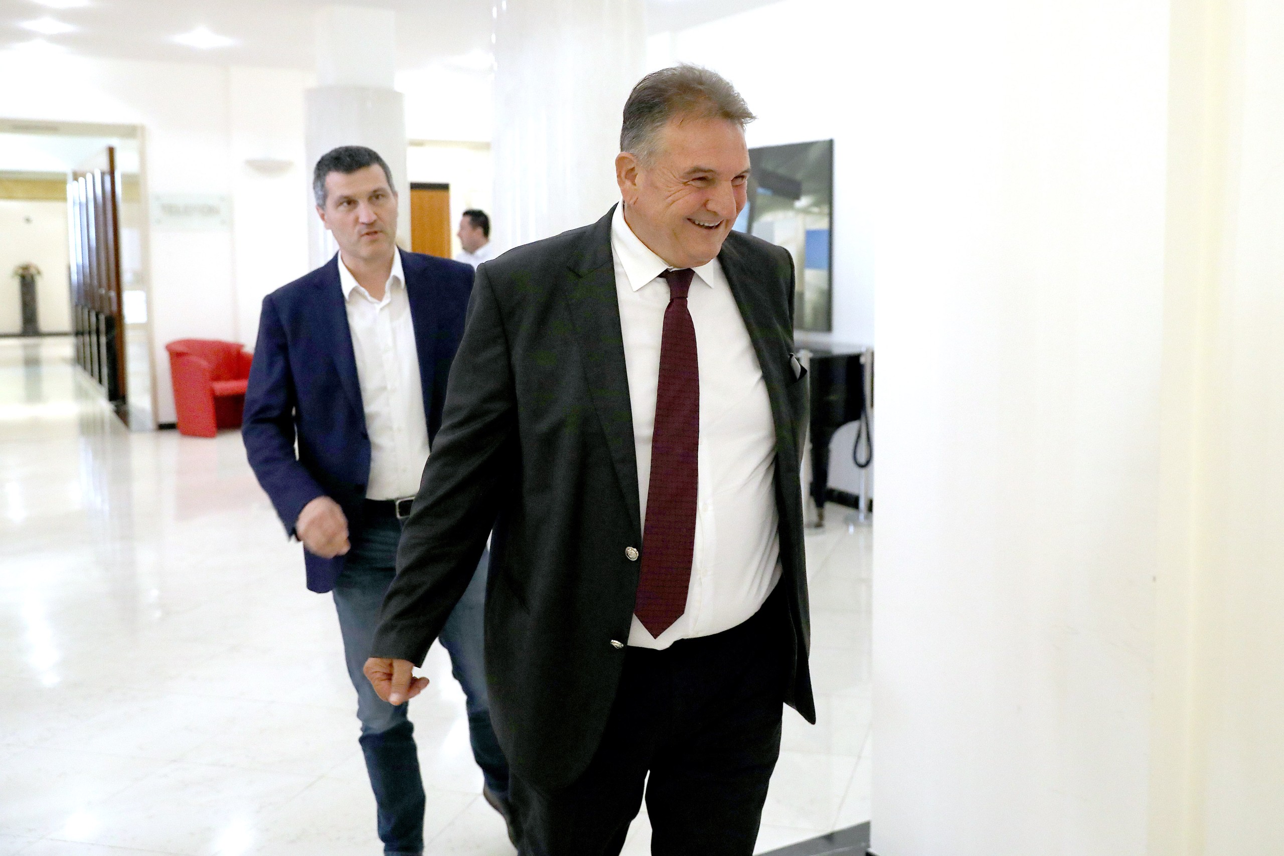 12.07.2022., Zagreb - Radimir Cacic, nakon sto je najavio izlazak iz vladajuce koalicije, sastanak s premijerom Plenkovicem cekao na saborskom hodniku sa zastupnicima Socijaldemokrata Frankom Vidovicem i Niksom Vkasom.
 Photo: Patrik Macek/PIXSELL
