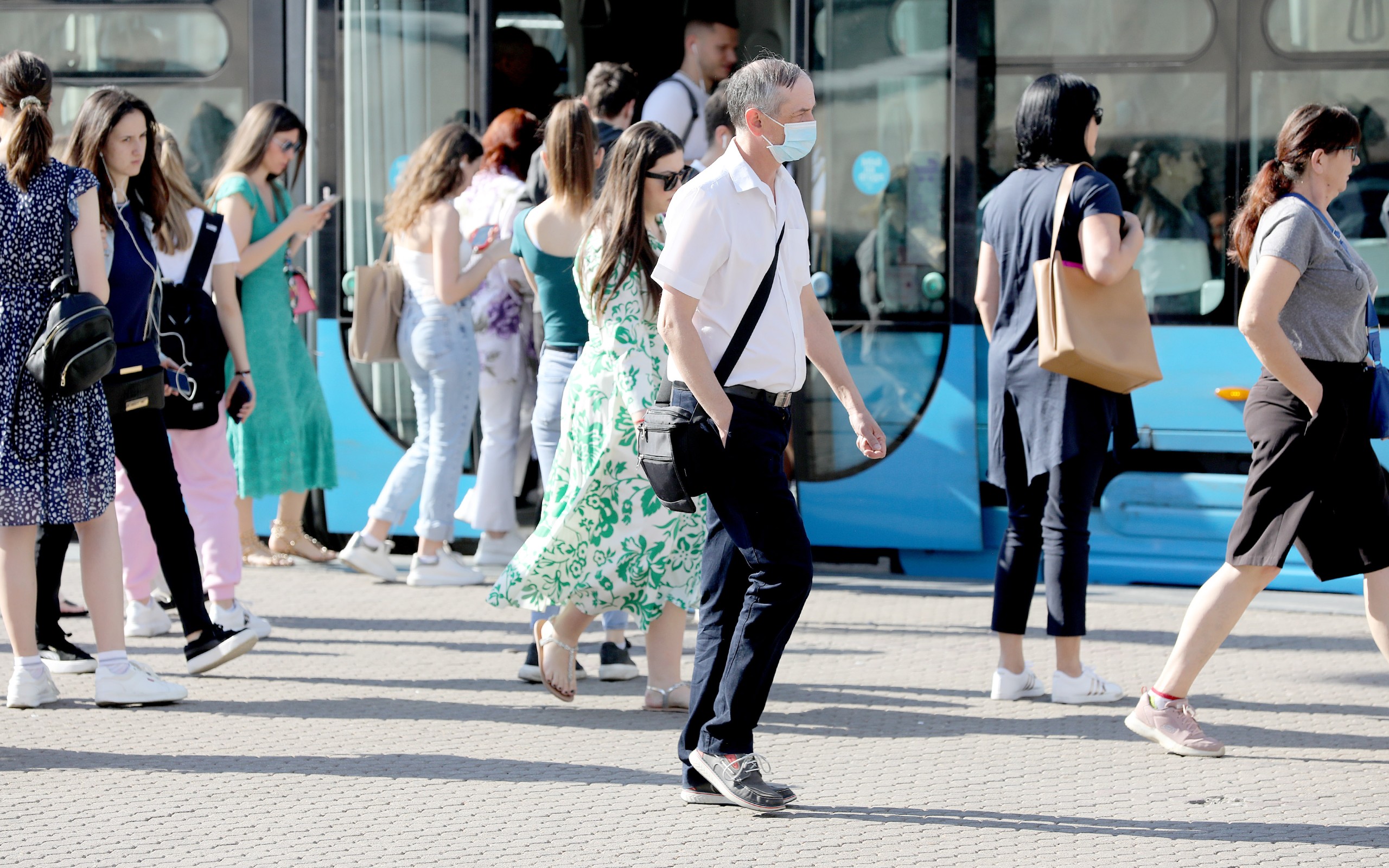 13.06.2022., Zagreb - Dok su nakon ukidanja vecine mjera za suzbijanje pandemije brojevi zarazenih izgubili prva mjesta u vijestima tek poneki prolaznik podsjeca da strah od zaraze jos traje, te da Krizni stozer nije proglasio kraj epidemije.
  Photo: Patrik Macek/PIXSELL