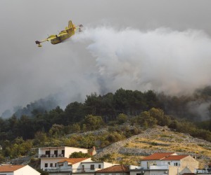 13.07.2022., Zaton - Pozar koji je buknuo kod vodica prosirio se prema Zatonu gdje su ugrozene kuce. Photo: Hrvoje Jelavic/PIXSELL