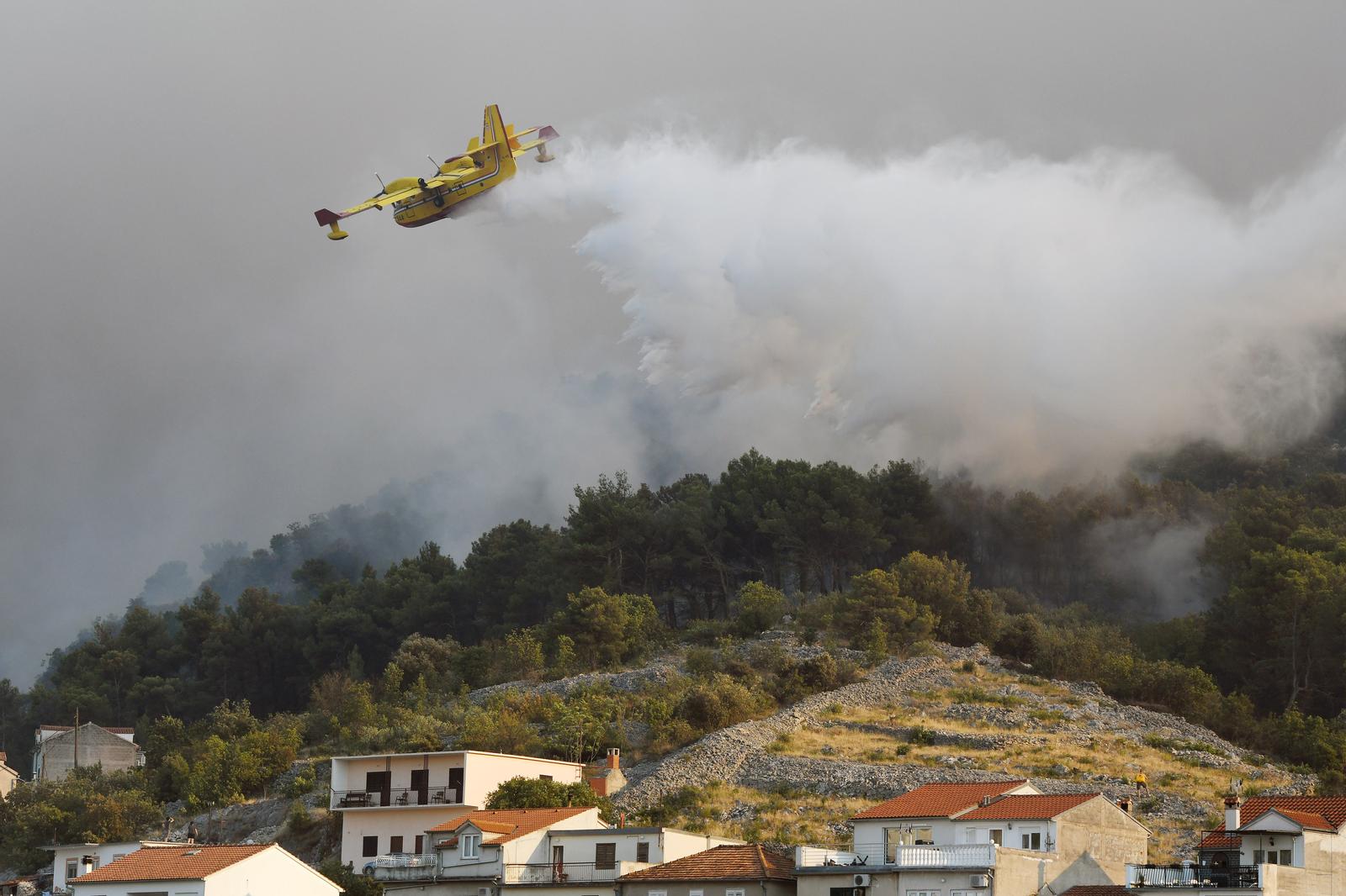 13.07.2022., Zaton - Pozar koji je buknuo kod vodica prosirio se prema Zatonu gdje su ugrozene kuce. Photo: Hrvoje Jelavic/PIXSELL