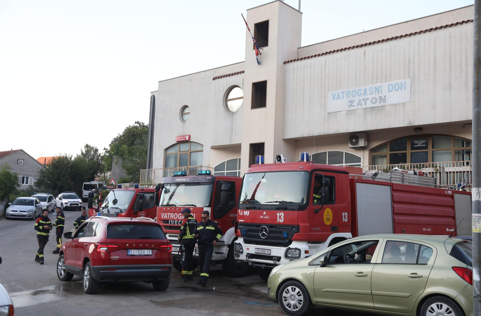 13.07.2022., Zaton - Stanje u Zatonu kojem prijeti vatrena buktinja. Grad je zbog pozara ostao bez struje, a vatra jos nije ugasena. Photo: Dusko Jaramaz/PIXSELL