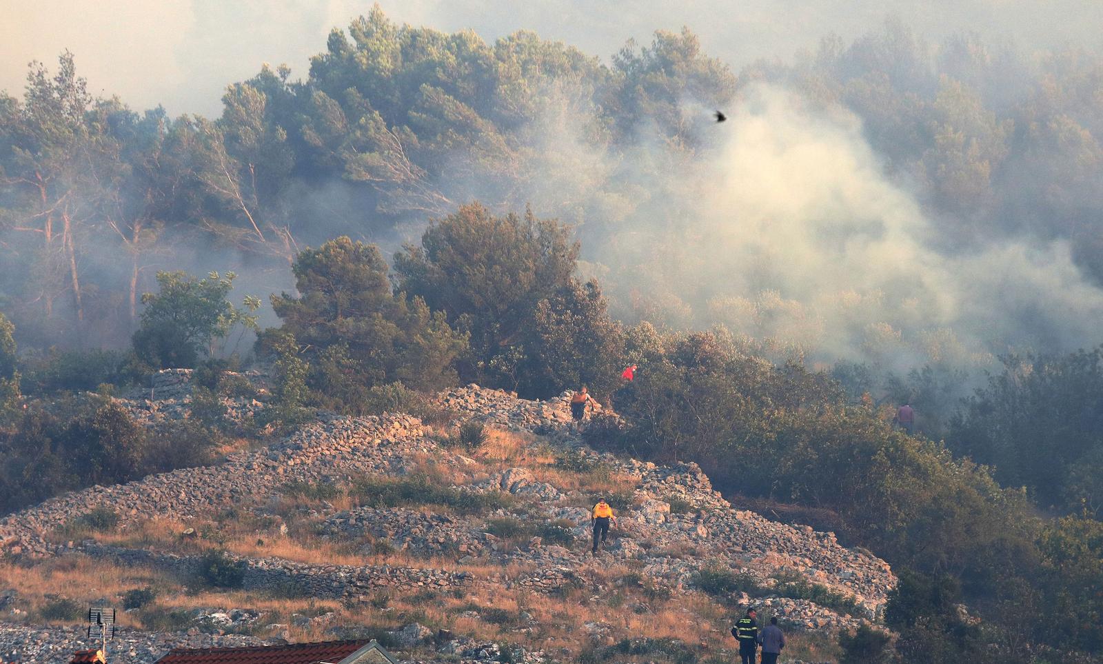 13.07.2022., Zaton - Stanje u Zatonu kojem prijeti vatrena buktinja. Grad je zbog pozara ostao bez struje, a vatra jos nije ugasena. Photo: Dusko Jaramaz/PIXSELL