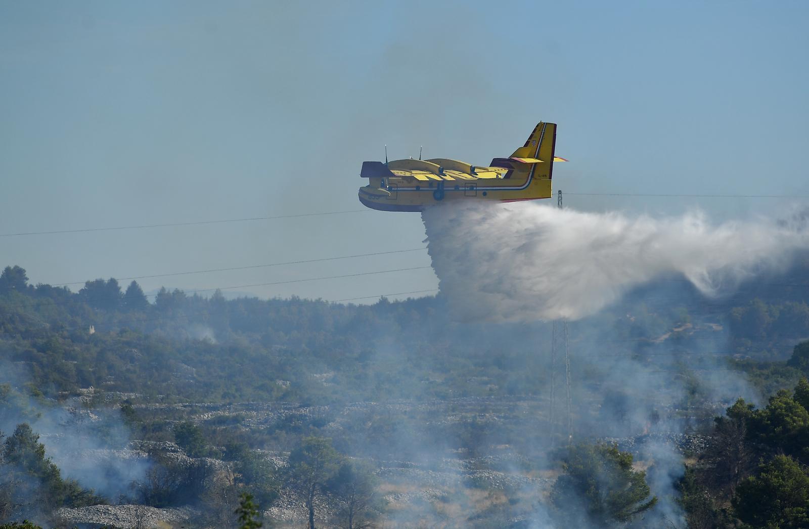 14.07.2022., Vodice - Jadranska magistrala kod Vodica. Pozar koji je buknuo u srijedu na Sibenskom podrucju jos nije lokaliziran. 
 Photo: Marko Lukunic/PIXSELL