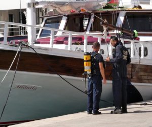 14.08.2019., Hvar - Policijski ocevid na jedrenjaku Atlantia na kojemu je doslo do smrti 57-godisnjeg talijanskog turista i teskog trovanja jos petero osoba. Mjerenje koncentracije plina na brodu. rPhoto: Ivo Cagalj/PIXSELL
