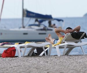 14.10.2013., Split, Bol - Bablje ljeto je izmamilo splicane na ribolov u trajektnoj luci, a u Bolu na otoku Bracu mnogi turisti zbog obilja sunca jos uvijek uzivaju u setnji uz plazu ili kupanju. Photo: Marijan Susenj/Pixsell