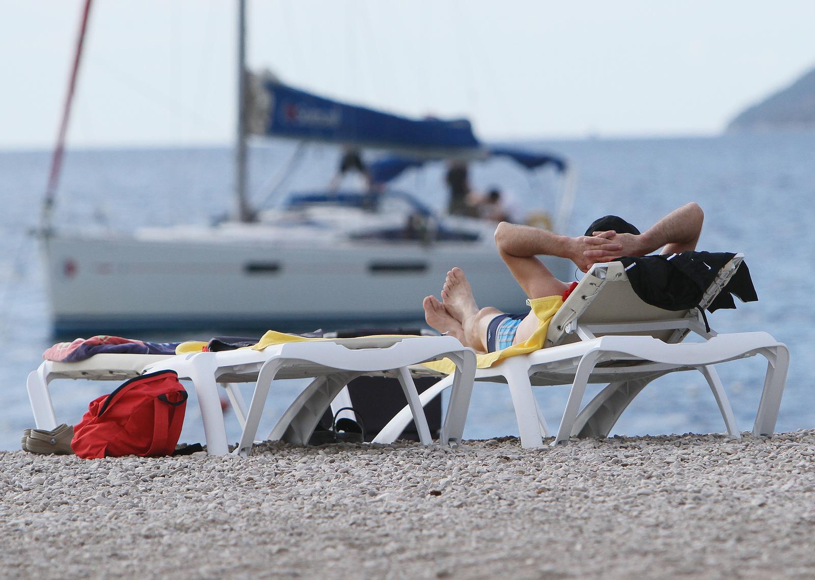 14.10.2013., Split, Bol - Bablje ljeto je izmamilo splicane na ribolov u trajektnoj luci, a u Bolu na otoku Bracu mnogi turisti zbog obilja sunca jos uvijek uzivaju u setnji uz plazu ili kupanju. Photo: Marijan Susenj/Pixsell