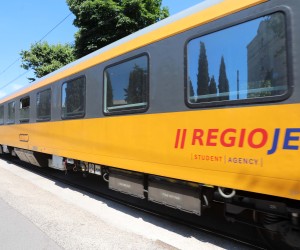 15.06.2022., Rijeka - Putnicki vlak ceskog prijevoznika Regiojet stize na glavni kolodvor u Rijeci. Vlak prevozi turiste na liniji Prag - Rijeka - Split. Vlak ce voziti od 3. lipnja do 26. rujna. U lipnju i rujnu tri puta tjedno, a u srpnju i kolovozu svakodnevno. Photo: Goran Kovacic/PIXSELL