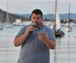15.07.2020., Murter - Na gradskoj plazi Luke u Murteru u otvoren je spomenik Lostura  "virtualnog teleportera" - komunikatora u obliku dvije stilizirane periske visoke priblizno cetiri metra. Rijec je o trecoj, ujedno i posljednjoj fazi projekta uredjenja murterske plaze. Komunikator simbolizira spomenik prijateljstva koji ce omoguciti Murterinima i njihovim gostima da, pomocu aplikacije na svom pametnom telefonu, prijedju u drugu prostornu dimenziju. Virtualni teleporter plod je suradnje Opcine Murter - Kornati s norveskom Opcinom Heroy s kojom je ugovor o bratimljenju i suradnji ali kada se u ovaj projekt ukljuce i ostali, gost ce se "teleportirati" u bilo koji dio zemaljske kugle i uzivati u ljepotama. Tonci Turcinov.rPhoto: Hrvoje Jelavic/PIXSELL