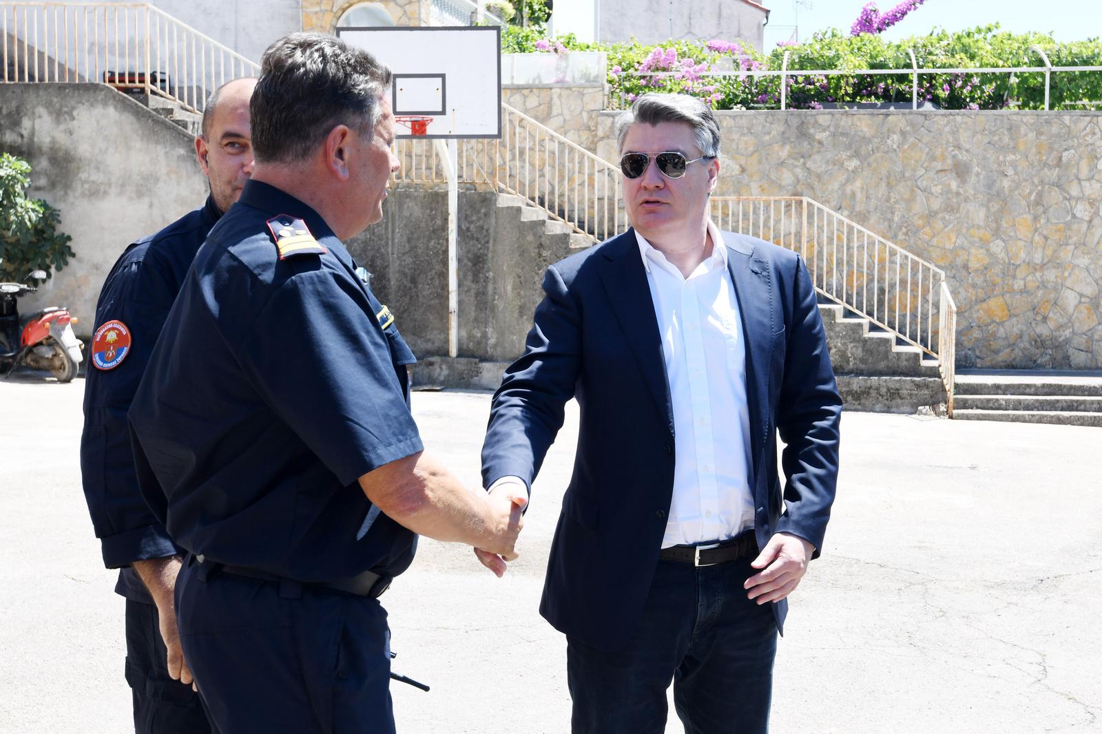 15.07.2022., Zaton - Predsjednik RH Zoran Milanovic sastao s lokalnim vatrogasnim zapovjednicima, nakon cega je obisao podrucja oko Sibenika pogodjena pozarom. Photo: Hrvoje Jelavic/PIXSELL
