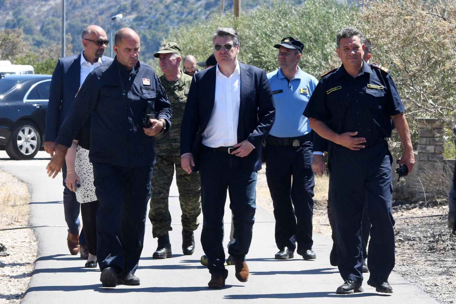 15.07.2022., Zaton - Predsjednik RH Zoran Milanovic sastao s lokalnim vatrogasnim zapovjednicima, nakon cega je obisao podrucja oko Sibenika pogodjena pozarom. Photo: Hrvoje Jelavic/PIXSELL