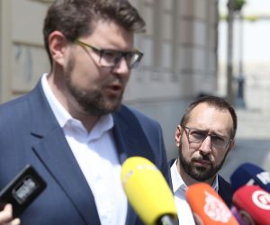16.06.2021., Zagreb - Na konferenciji za medije odrzanoj ispred Stare gradske vijecnice Pedja Grbin i Tomislav Tomasevic predstavili su sporazum o suradnji u Gradskoj skupstini grada Zagreba. rPhoto: Patrik Macek/PIXSELL