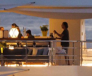 14.07.2022. Hvar/Split -Matthew McConaughey, nakon par dana provedenih u Istri ukrcao se na jahtu i plovi obalom. Matthew je nakon kratog razgovora s posadom uzivao u zalasku sunca,nakon cega je surfao na mobitelu   Photo: Milan Sabic/PIXSELL