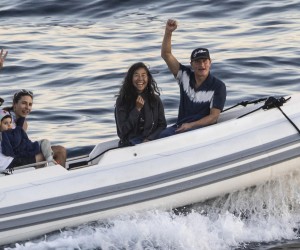 14.07.2022. Hvar/Split - Woody Harrelson nakon vecere s prijateljima, ukraco se na gumenjak i  mahao je putnicima na brodu, nakon cega je fotoreporteru pokazao srednji prst. Woody je  u drustvu supruge Laure Louie Photo: Milan Sabic/PIXSELL