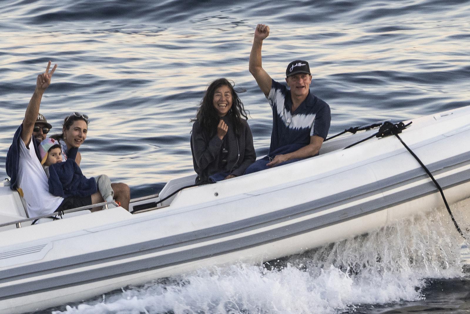 14.07.2022. Hvar/Split - Woody Harrelson nakon vecere s prijateljima, ukraco se na gumenjak i  mahao je putnicima na brodu, nakon cega je fotoreporteru pokazao srednji prst. Woody je  u drustvu supruge Laure Louie Photo: Milan Sabic/PIXSELL