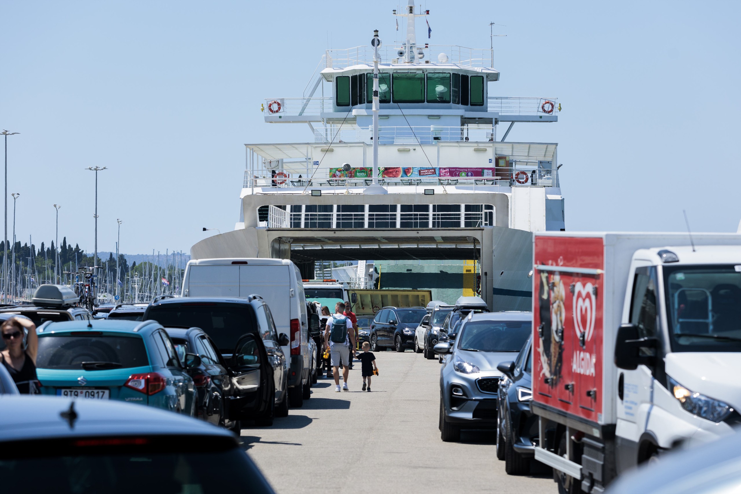 16.07.2022., Split - Ovaj vikend u splitskoj trajektnoj luci ocekuje se oko 68 tisuca putnika. Iako je putnicki promet pojacan, na cestama se guzve stvaraju tek na izlazu iz luke kada pristanu trajekti.
Photo: Miroslav Lelas/PIXSELL Photo: Miroslav Lelas/PIXSELL