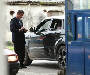 17.04.2015., Hrvatska Kostajnica - Granicni prijelaz u Hrvatskoj Kostajnici. Zbog nedostatka zemljista na bosanskohercegovackoj strani granice, policija i carinska sluzba BiH smjesteni su na hrvatskom teritoriju. Kako su cijene benzina, kucnih potrepstina te hrane osjetno nize u Bosanskoj Kostajnici, veliki broj gradjana iz Hrvatske Kostajnice, Siska i Petrinje odlazi u dnevnu nabavu i kupnju na bosansku stranu. Najvise se kupuju cigarete, te alkoholna pica, pivo a nemali broj gradjana kupuje i kruh cija je cijena oko 3 kune. Gajba piva krece se izmedju sezdeset i osamdeset kuna, a kako navode mjestani i ono malo mladih koje je ostalo na hrvatskoj strani svoje vecernje izlaske provode na bosankoj strani u njihovim klubovima i kaficima.  "nPhoto: Robert Anic/PIXSELL"n
