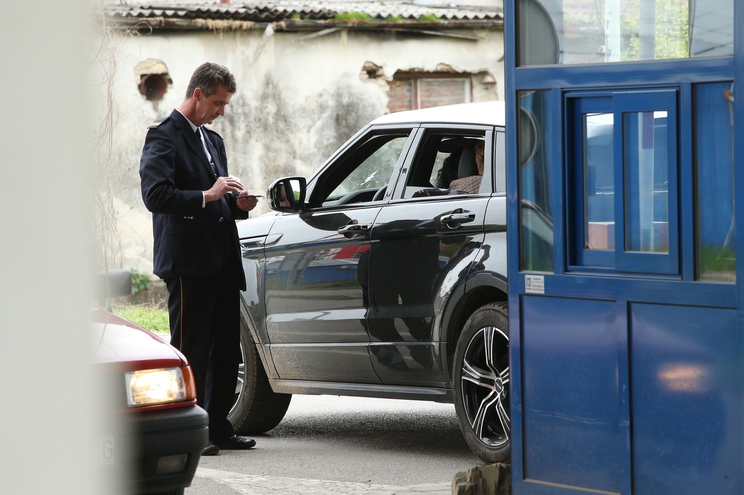 17.04.2015., Hrvatska Kostajnica - Granicni prijelaz u Hrvatskoj Kostajnici. Zbog nedostatka zemljista na bosanskohercegovackoj strani granice, policija i carinska sluzba BiH smjesteni su na hrvatskom teritoriju. Kako su cijene benzina, kucnih potrepstina te hrane osjetno nize u Bosanskoj Kostajnici, veliki broj gradjana iz Hrvatske Kostajnice, Siska i Petrinje odlazi u dnevnu nabavu i kupnju na bosansku stranu. Najvise se kupuju cigarete, te alkoholna pica, pivo a nemali broj gradjana kupuje i kruh cija je cijena oko 3 kune. Gajba piva krece se izmedju sezdeset i osamdeset kuna, a kako navode mjestani i ono malo mladih koje je ostalo na hrvatskoj strani svoje vecernje izlaske provode na bosankoj strani u njihovim klubovima i kaficima.  "nPhoto: Robert Anic/PIXSELL"n