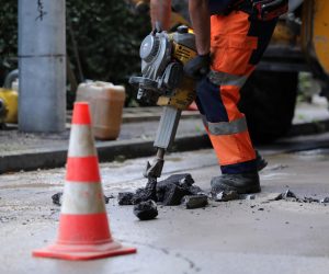 17.06.2022., Zagreb - Zbog puknuća cjevovoda, bez vode je dio potrošača u Ulici Prilesje na Bukovcu. Opskrba pitkom vodom osigurana je autocisternom. Radnici saniraju stetu.  Photo: Tomislav Miletic/PIXSELL
