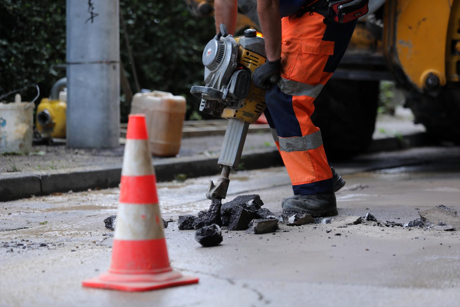 17.06.2022., Zagreb - Zbog puknuća cjevovoda, bez vode je dio potrošača u Ulici Prilesje na Bukovcu. Opskrba pitkom vodom osigurana je autocisternom. Radnici saniraju stetu.  Photo: Tomislav Miletic/PIXSELL
