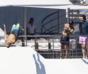 15.07.2022.Splt/Hvar - Nakon sto je izveo salto u more  i okupao se  Woody Harrelson istusirao je  Sachu Baron Cohena nakon kupanja, Lars Ulrich odlucio se samo na plivanje daleko od svojih veselih prijatelja.  Photo: Milan Sabic/PIXSELL