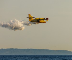 17.07.2022., Split, Stobrec - Kanaderi kupe vodu ispred Stobreca nakon sto je grmljavinsko nevrijeme zapalilo nekoliko pozara u Zagori.  Photo: Miroslav Lelas/PIXSELL