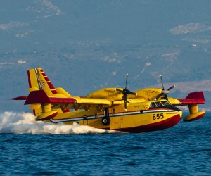 17.07.2022., Split, Stobrec - Kanaderi kupe vodu ispred Stobreca nakon sto je grmljavinsko nevrijeme zapalilo nekoliko pozara u Zagori.  Photo: Miroslav Lelas/PIXSELL