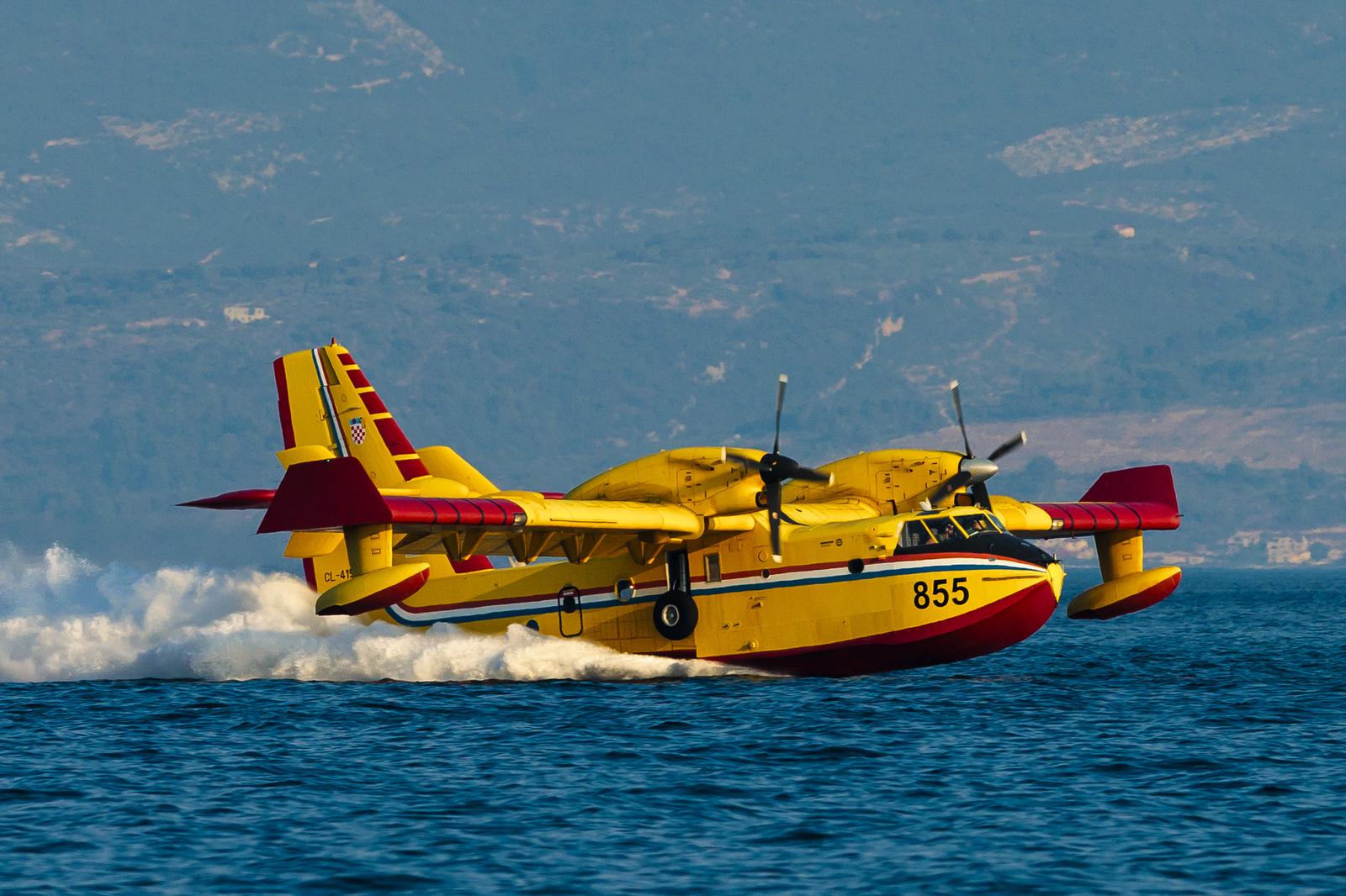17.07.2022., Split, Stobrec - Kanaderi kupe vodu ispred Stobreca nakon sto je grmljavinsko nevrijeme zapalilo nekoliko pozara u Zagori.  Photo: Miroslav Lelas/PIXSELL