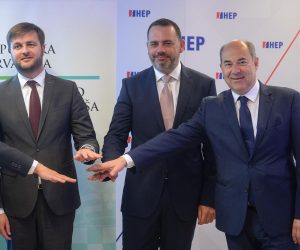18.06.2020., HEP, Zagreb - Ministar Tomislav Coric potpisao je ugovor u HEP-u  s predstavnicima roma.  Photo: Marko Prpic/PIXSELL