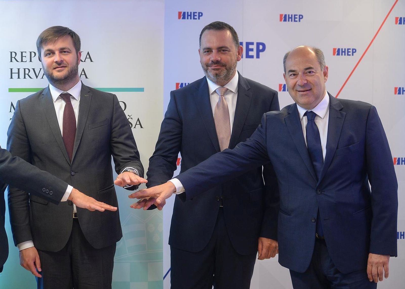 18.06.2020., HEP, Zagreb - Ministar Tomislav Coric potpisao je ugovor u HEP-u  s predstavnicima roma.  Photo: Marko Prpic/PIXSELL