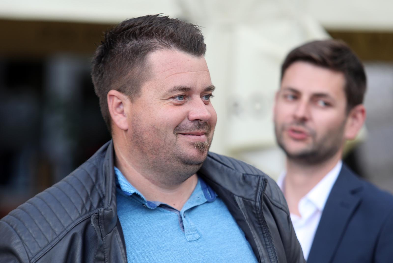 19.05.2021.,Sibenik-Ispred zgrade Sibensko-kninske zupanije konferenciju za medije odrzao je dr.sc. Marko Jelic,nezavisni kandidat za zupana sibensko-kninskog. Konferenciji su prisustvovati i drugi akteri zupanijske politicke scene koji podrzavaju Marka Jelica.rPhoto: Dusko Jaramaz/PIXSELL