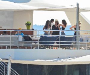 15.07.2022., Split - Hollywoodska glumacka elita odmara na Jadranu na luksuznoj jahti. Chris Rock i njegova nova djevojka, glumica Lake Bell potvrdili su svoju vezu u Hrvatskoju u romaticnoj setnji Trogirom. Sada su uhvaceni kako bezbrizno uzivaju u drustvu prijatelja. Nakon vecere u Splitu dane provode na jahti u drustvu  Woodyja Harrelsona i supruge Laure Louie, Sache Barona Cohena, Davida Spadea, Larsa Ulricha i supruge, poznatog modela Jessice Miller, te poznatog menadzera Guya Osearyja. Poznati komicari i glumci inace su poznati po zajednickom ljetovanju jos iz 2018. godine od kada redovito zajedno ljetuju i rade zajednicke selfije. Chrisa Rocka tjesili su prijatelji medju kojima su bili Wanda Sykes, Sacha Baron Cohen i Woody Harrelson nakon sto ga je Will Smith udario na pozornici na dodjeli Oscara. Mozda su ga sad odveli u Hrvatsku na ljetovanje kako bi zaboravio na skandal na dodjeli Oscara i uzivao sa svojom novom ljubavi. S njima u drustvu je JR  pseudonim francuskog fotografa i ulicnog umjetnika ciji identitet nije potvrdjen. JR je skracenica za inicijale JR-ovog imena, a to je Jean-René. Matthew McConaughey, nakon par dana provedenih u Istri, pridruzio se prijateljima na jahti. Poznatim putnicima na brodu su se pridruzili gosti koje su srdacno docekali te s njima nastavili putovanje. Zrinka Cvitesic dosla je na jahtu jer je veze prijateljstvo  s Woodyjem Harrelsonom s kojim je snimila film Lost in London. Photo: Matija Habljak/PIXSELL