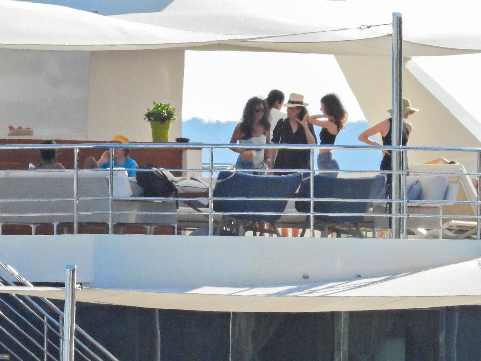15.07.2022., Split - Hollywoodska glumacka elita odmara na Jadranu na luksuznoj jahti. Chris Rock i njegova nova djevojka, glumica Lake Bell potvrdili su svoju vezu u Hrvatskoju u romaticnoj setnji Trogirom. Sada su uhvaceni kako bezbrizno uzivaju u drustvu prijatelja. Nakon vecere u Splitu dane provode na jahti u drustvu  Woodyja Harrelsona i supruge Laure Louie, Sache Barona Cohena, Davida Spadea, Larsa Ulricha i supruge, poznatog modela Jessice Miller, te poznatog menadzera Guya Osearyja. Poznati komicari i glumci inace su poznati po zajednickom ljetovanju jos iz 2018. godine od kada redovito zajedno ljetuju i rade zajednicke selfije. Chrisa Rocka tjesili su prijatelji medju kojima su bili Wanda Sykes, Sacha Baron Cohen i Woody Harrelson nakon sto ga je Will Smith udario na pozornici na dodjeli Oscara. Mozda su ga sad odveli u Hrvatsku na ljetovanje kako bi zaboravio na skandal na dodjeli Oscara i uzivao sa svojom novom ljubavi. S njima u drustvu je JR  pseudonim francuskog fotografa i ulicnog umjetnika ciji identitet nije potvrdjen. JR je skracenica za inicijale JR-ovog imena, a to je Jean-René. Matthew McConaughey, nakon par dana provedenih u Istri, pridruzio se prijateljima na jahti. Poznatim putnicima na brodu su se pridruzili gosti koje su srdacno docekali te s njima nastavili putovanje. Zrinka Cvitesic dosla je na jahtu jer je veze prijateljstvo  s Woodyjem Harrelsonom s kojim je snimila film Lost in London. Photo: Matija Habljak/PIXSELL