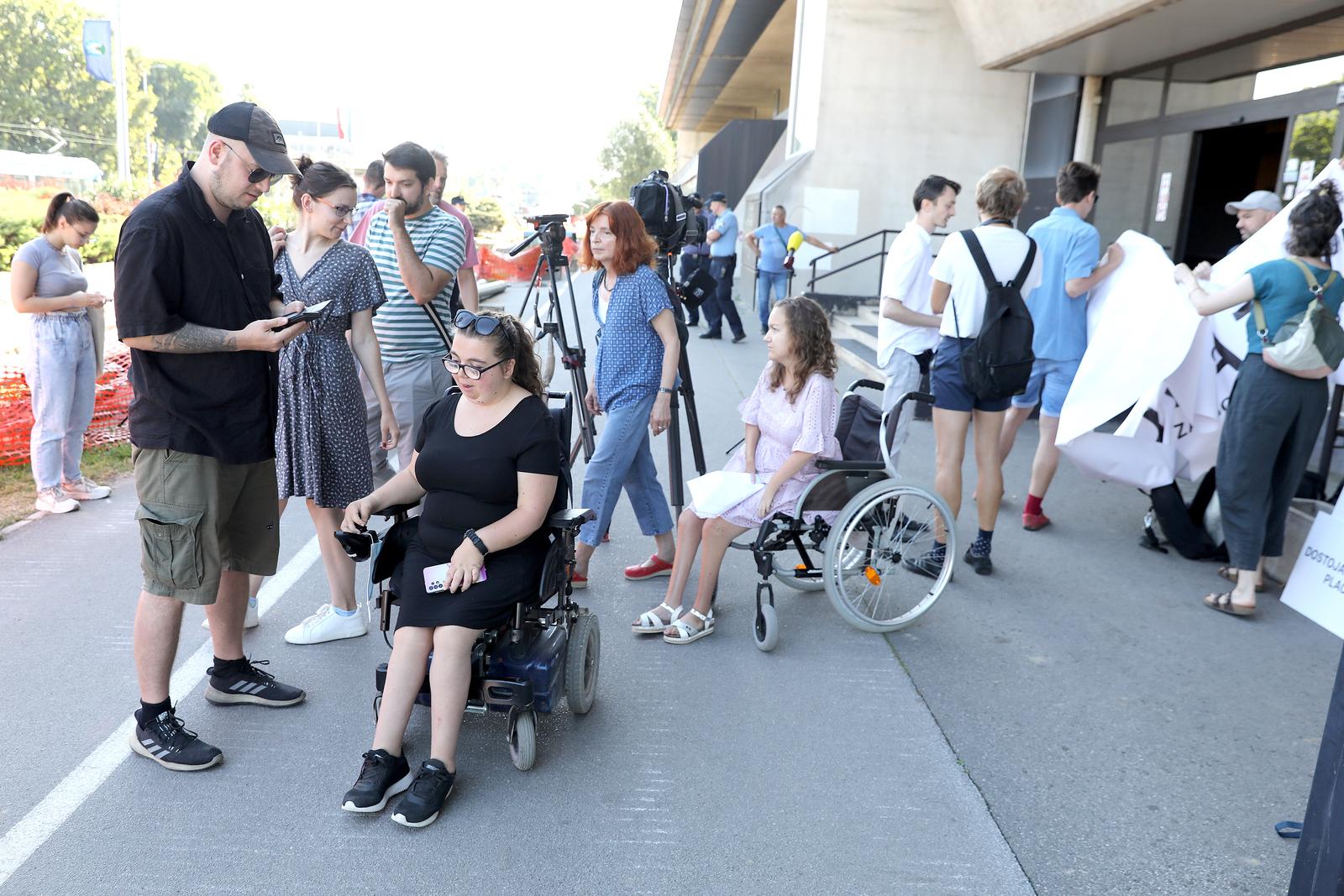 19.07.2022., Zagreb - Ispred Ministarstva rada, mirovinskoga sustava, obitelji i socijalne politike odrzana je konferencija za medije o problemima osobnih asistenata i korisnika osobne asistencije, te o prijedlozima i ocekivanjima vezanima za najavu donosenja zakona o osobnoj asistenciji. Na konferenciji su govorili Nikola Ptic; Melani Boris, Hrvoje Curlin i Sandra Kasunic. 
 Photo: Patrik Macek/PIXSELL