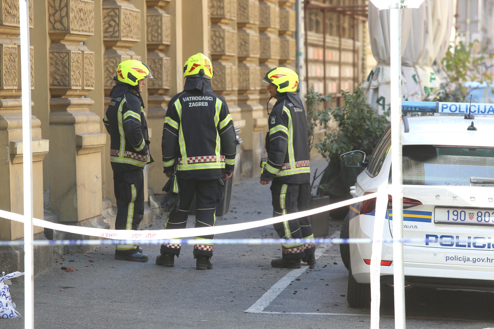19.07.2022.,Zagreb - Dan nakon pozara koji je buknuo na krovistu zgrade u Ulici Petra Berislavica.Vatrgasci su jos uvijek na terenu Photo: Lovro Domitrovic/PIXSELL