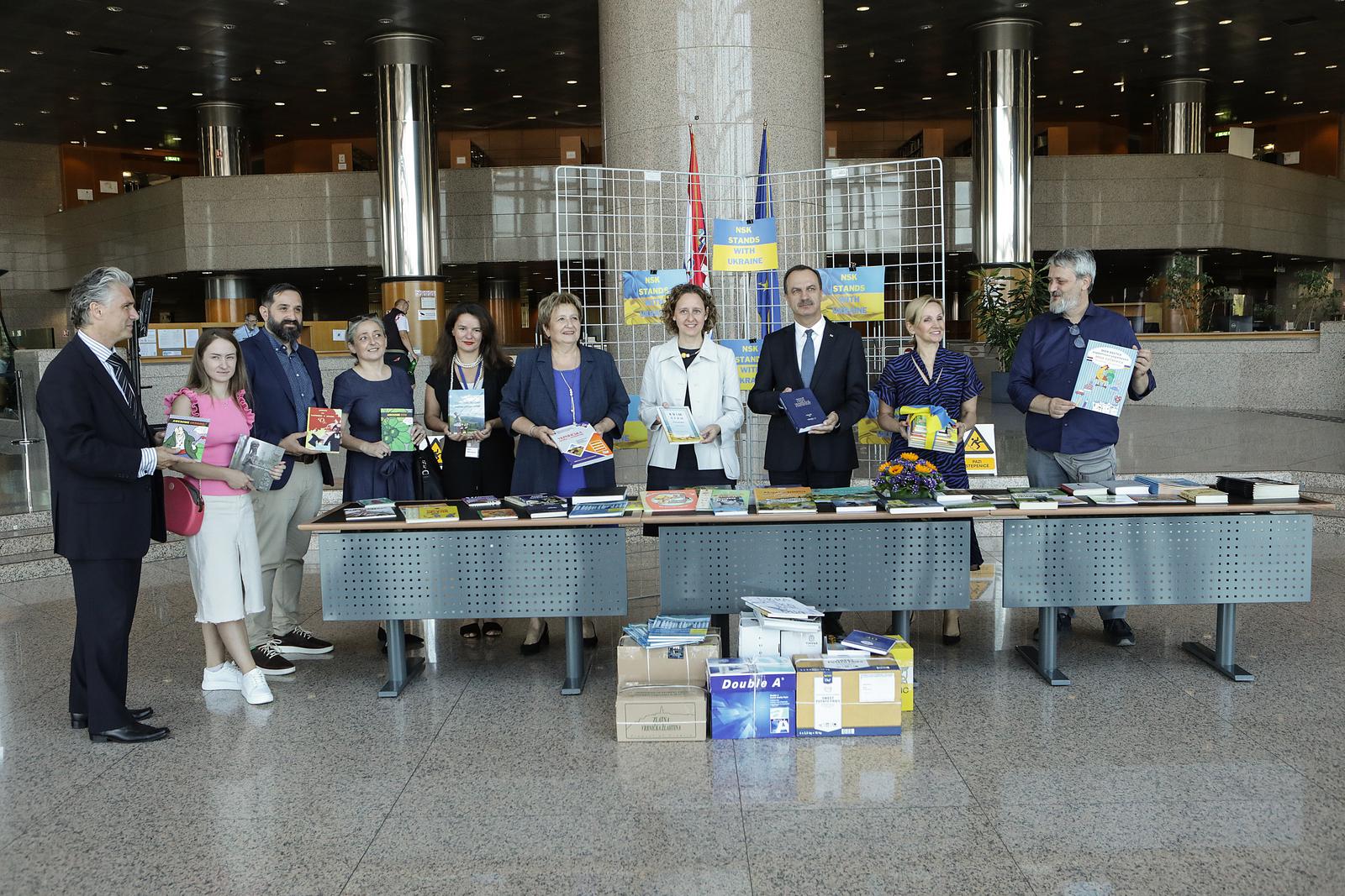 19.07.2022.,Zagreb, u Nacionalnoj i sveucilisnoj knjiznici odrzana primopredaja knjiga ukrajinskih autora u sklopu projekta Ukrajinska knjiga na policama knjiznica svijeta . Primopredaji su nazocili ukrajinski veleposlanik Vasilj Kirilic, ministrica kulture i medija Nina Obuljen Korzinek i glavna ravnateljica NSK Ivanka Stricevic. Projekt Ukrajinska knjiga na policama knjiznica svijeta provodi se na inicijativu supruge ukrajinskog predsjednika Olene Zelenskij.
 Photo: Robert Anic/PIXSELL