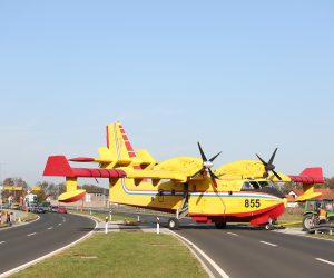 20.10.2017., Velika Gorica - Transport protupozarnog zrakoplova Canadair CL-415 preko Velikogoricke obilaznice prema Zrakoplovno tehnickom centru. rPhoto: Borna Filic/PIXSELL