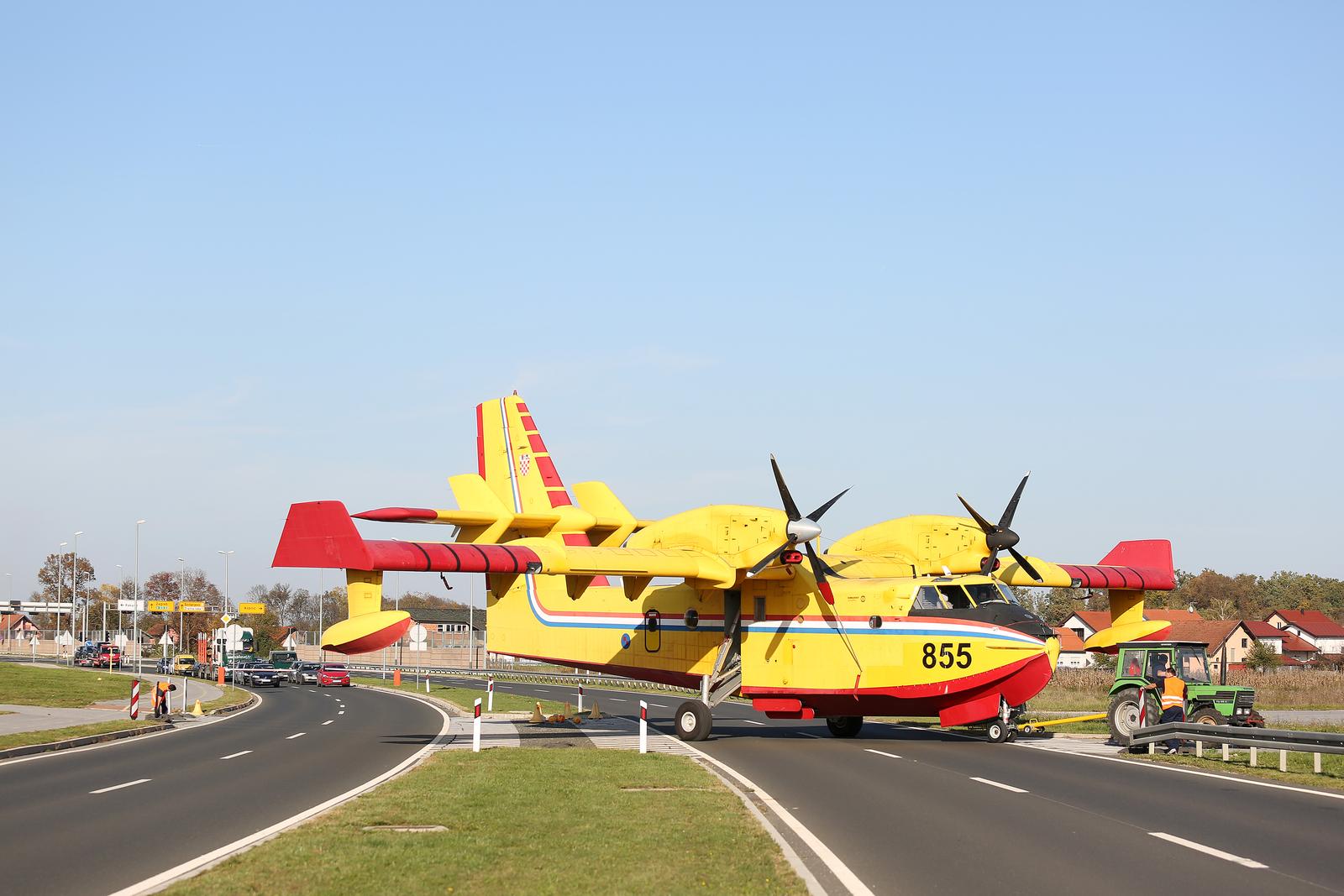 20.10.2017., Velika Gorica - Transport protupozarnog zrakoplova Canadair CL-415 preko Velikogoricke obilaznice prema Zrakoplovno tehnickom centru. rPhoto: Borna Filic/PIXSELL