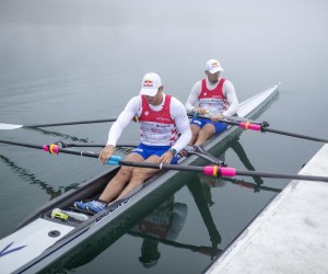 20.10.2021., Zagreb -  Braca Sinkovic, Valent i Martin na jutarnjem treningu na jezeru Jarun. Nakon sto su u Tokiju osvojili olimpijsko zlato u dvojcu bez kormilara, Martin i Valent Sinkovic vracaju se u dvojac na parice, veslacku disciplinu u kojoj su godinama bili nedodirljivi. Photo: Igor Kralj/PIXSELL