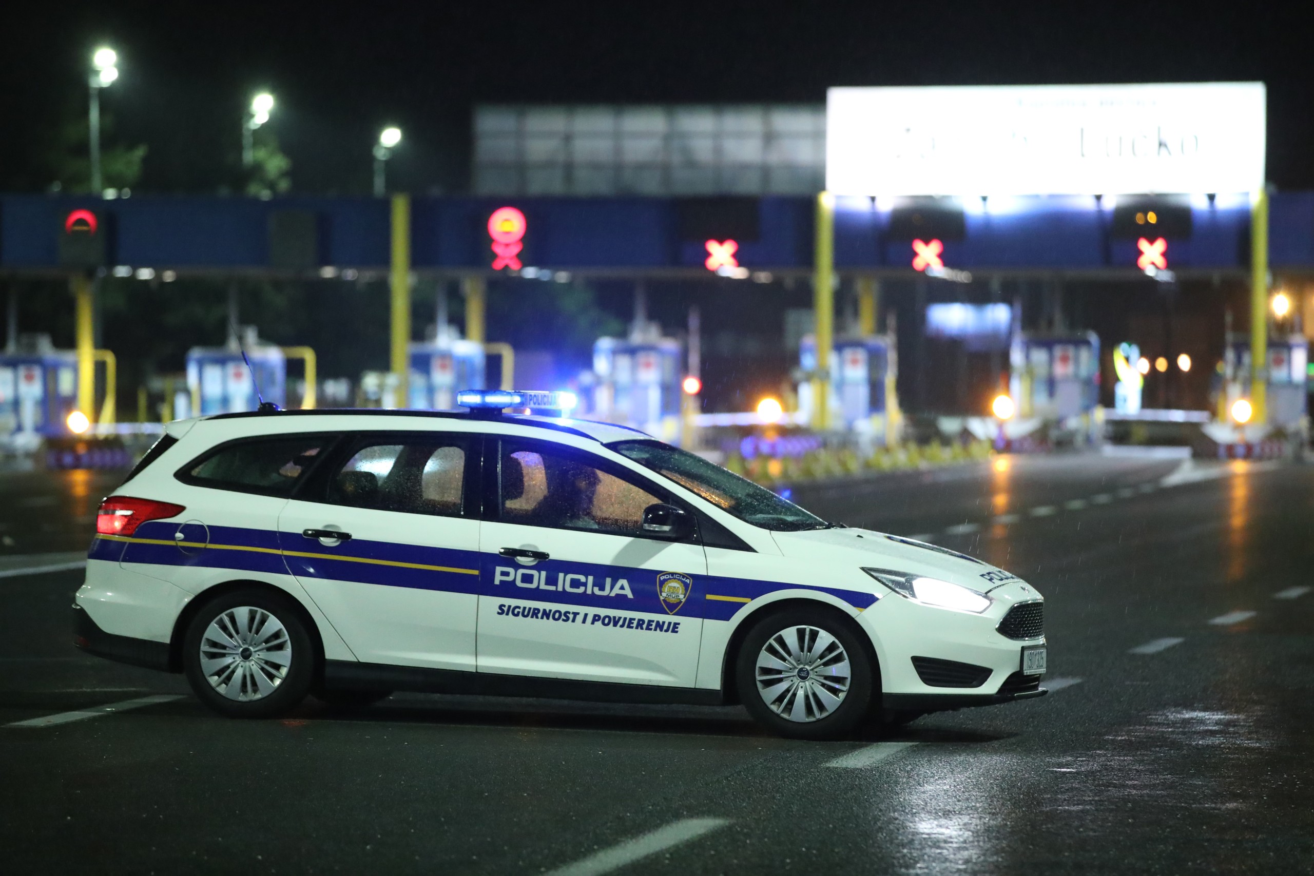 22.05.2022.,Zagreb,Lucko - Nakon utakmice Dinamo - Hajduk (3:1), krenuo je masovni povratak Torcide prema jugu, a na putu su izbili i neredi, odnosno opca tucnjava s policijom, pa je tako zatvorena dionica autoceste A1 između cvorova Lucko i Karlovac. Autocesta je zatvorena u oba smjera.  Photo: Goran Stanzl/PIXSELL