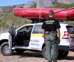 21.09.2021.,Vrlika - Nastavlja se potraga za deckom nestalim kod Peruckog jezera.Jutros su se potrazi prikljucili tragaci s psima. Photo: Ivo Cagalj/PIXSELL