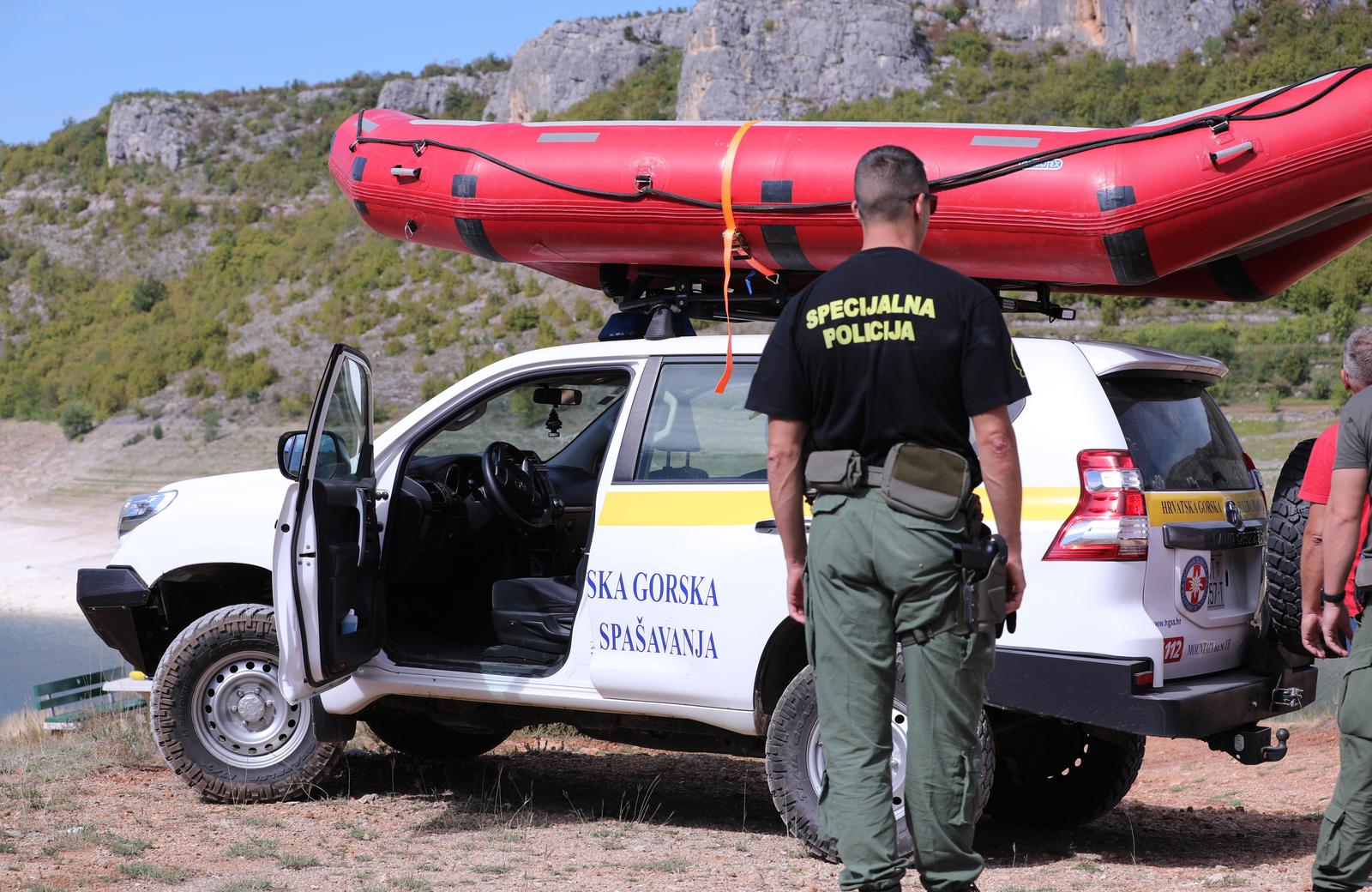 21.09.2021.,Vrlika - Nastavlja se potraga za deckom nestalim kod Peruckog jezera.Jutros su se potrazi prikljucili tragaci s psima. Photo: Ivo Cagalj/PIXSELL