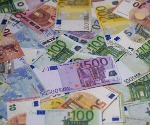 21.01.2022., Zagreb - Od 1. sijecnja 2023. godine, prema planu Vlade, platezno sredstvo u Hrvatskoj postat ce euro, a Hrvatska ce postati 20. clanica eurozone. Kuna ce time, nakon 28 godina koristenja, otici u povijest, dok ce hrvatski gradjani i sluzbeno postati korisnici eura. Ilustracija prelaska kune na euro. Photo: Igor Kralj/PIXSELL