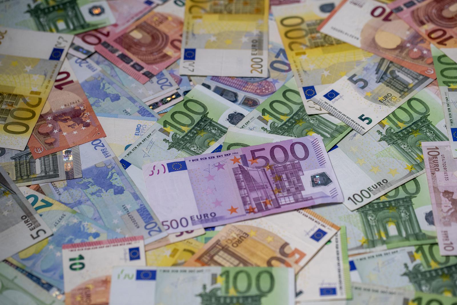 21.01.2022., Zagreb - Od 1. sijecnja 2023. godine, prema planu Vlade, platezno sredstvo u Hrvatskoj postat ce euro, a Hrvatska ce postati 20. clanica eurozone. Kuna ce time, nakon 28 godina koristenja, otici u povijest, dok ce hrvatski gradjani i sluzbeno postati korisnici eura. Ilustracija prelaska kune na euro. Photo: Igor Kralj/PIXSELL