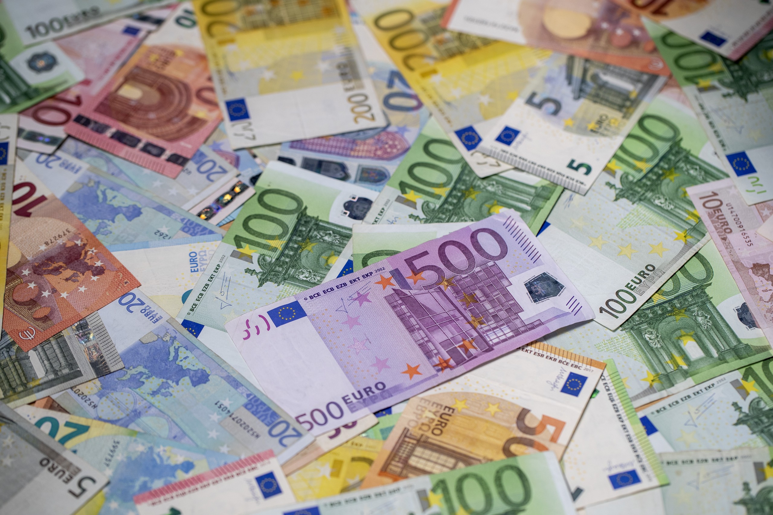 21.01.2022., Zagreb - Od 1. sijecnja 2023. godine, prema planu Vlade, platezno sredstvo u Hrvatskoj postat ce euro, a Hrvatska ce postati 20. clanica eurozone. Kuna ce time, nakon 28 godina koristenja, otici u povijest, dok ce hrvatski gradjani i sluzbeno postati korisnici eura. Ilustracija prelaska kune na euro. Photo: Igor Kralj/PIXSELL