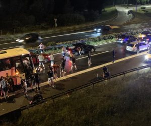 21.05.2022., Zagreb -Ekskluzivne fotografije tucnjave izmedju Torcide i policije.  U subotu u 21.35 sati na autocesti A1 kod odmorista Desinec navijaci Hajduka napali su policajce koji su ih organizirano pratili s utakmice u Zagrebu. Odbijajuci napad policija je uzvratila vatrenim oruzjem kojim su ranjena dvojica napadaca, a u napadu je ozlijedjeno desetak policajaca. Photo: Pixsell/PIXSELL